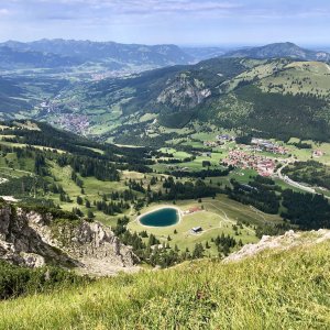 Blick auf die Wiedhag Alpe und Oberjoch