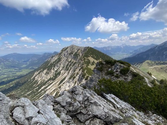 Blick vom Iseler über den Grat