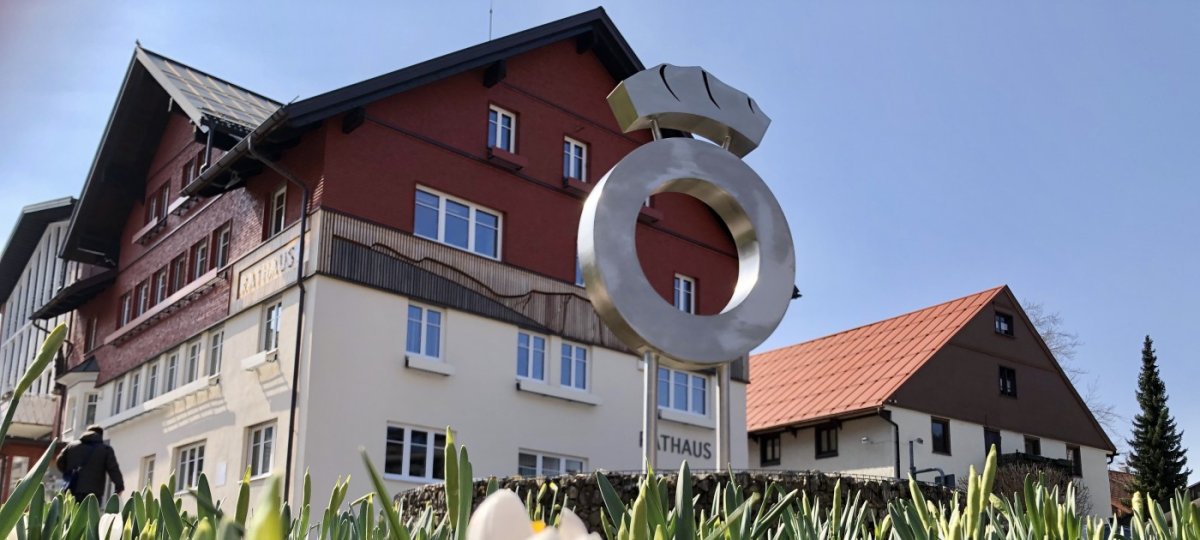 Oberstaufen Logo vor der Rathaus
