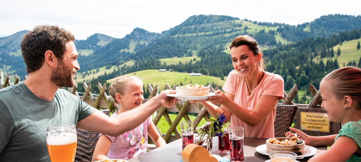 Einkehrschwung auf der Berghütte im Allgäu