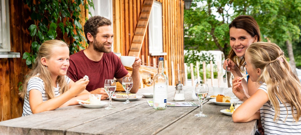 Einkehr im Biergarten mit der Familie