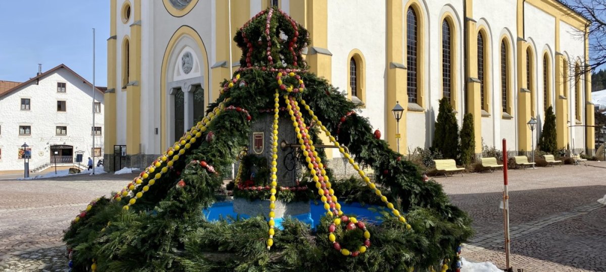 Der osterbrunnen am Kirchplatz Oberstaufen ist fertig