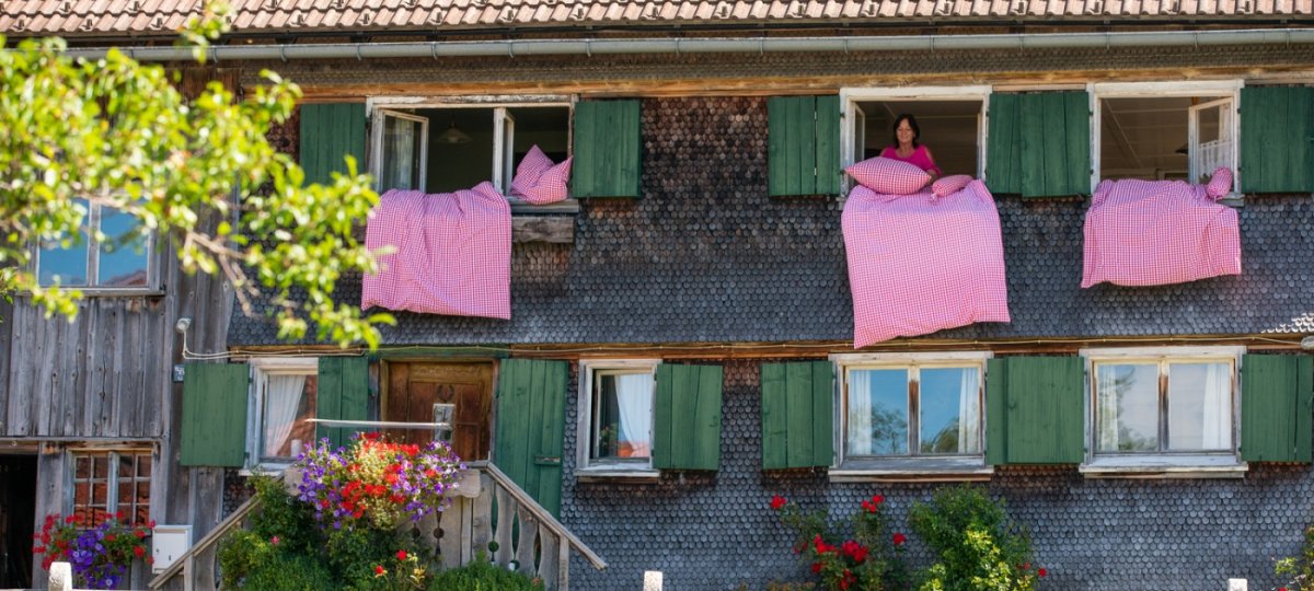 Traditionelle Bauernhäuser heißen die Gäste willkommen