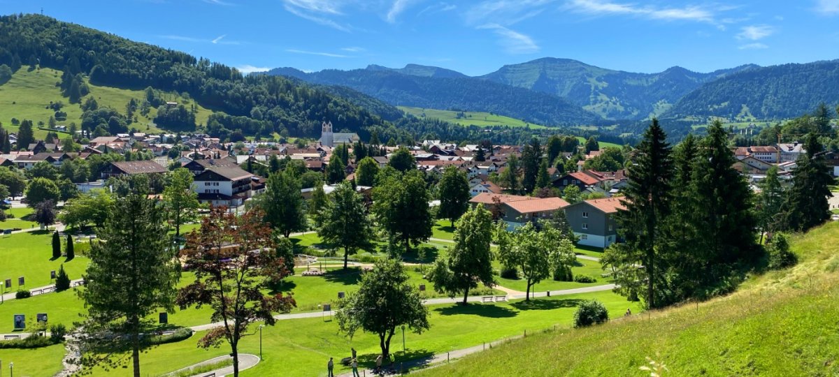 Sommerliches Oberstaufen mit Blick auf Hochgrat und Nagelfluhkette