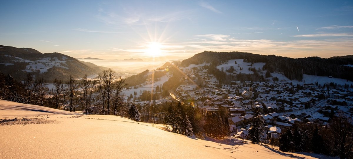 Sonnenuntergang mit dem verschneiten Oberstaufen