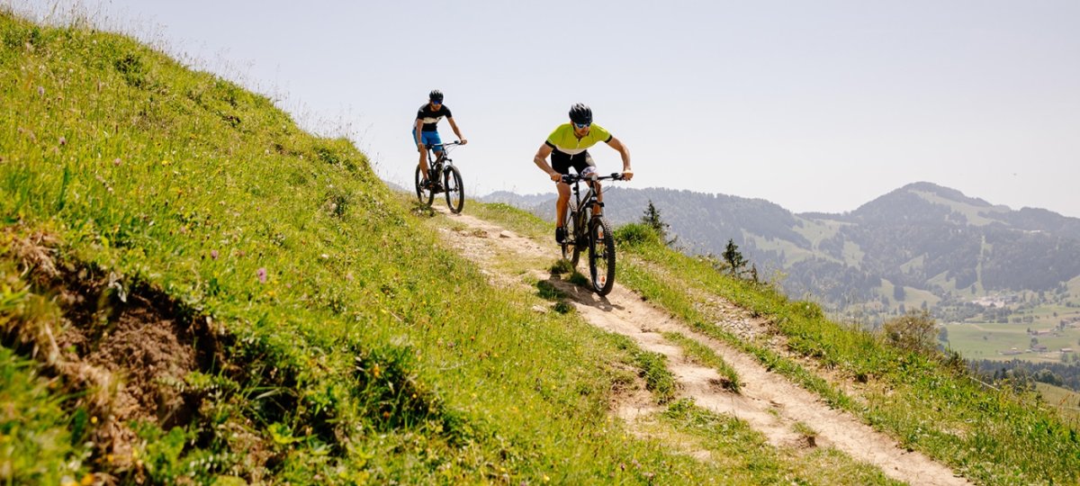 Mountainbiken im Allgäu vor atemberaubender Bergkulisse