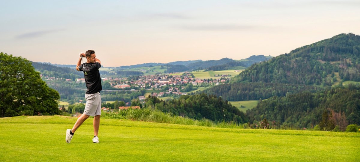 Golfen mit Ausblick auf Oberstaufen