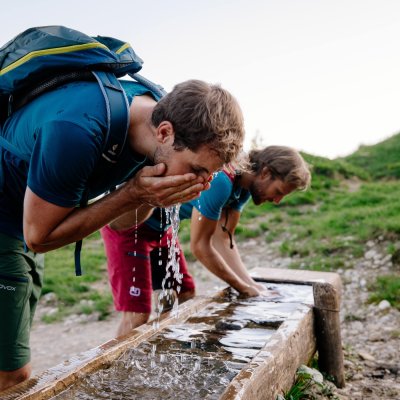 frisches Bergquellwasser nach dem Anstieg frisches Bergquellwasser nach dem Anstieg
