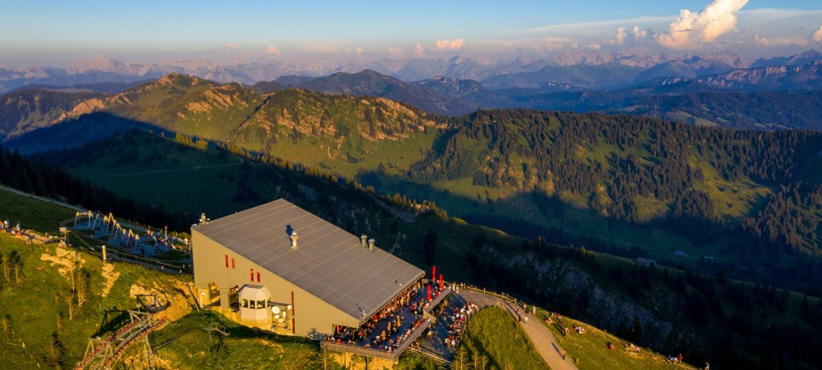 Bergstation der Hochgratbahn mit Bergpanorama