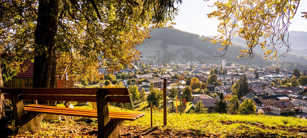 Parkbank mit Blick auf Oberstaufen