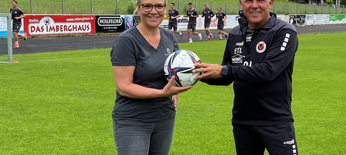 Am Ball: Oberstaufens Tourismusdirektorin Constanze Höfinghoff und Olaf Janßen, Cheftrainer bei Viktoria Köln 1904