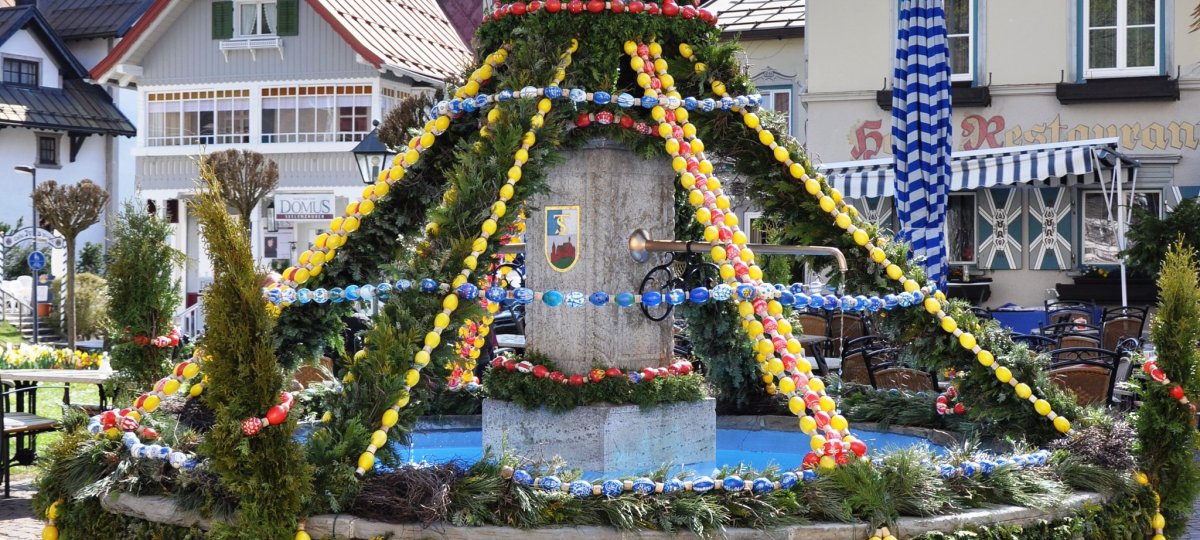 Osterbrunnen beim Adler