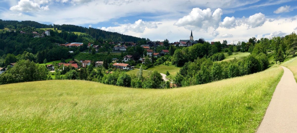 Blick auf den Ortskern von Oberstaufen im Sommer