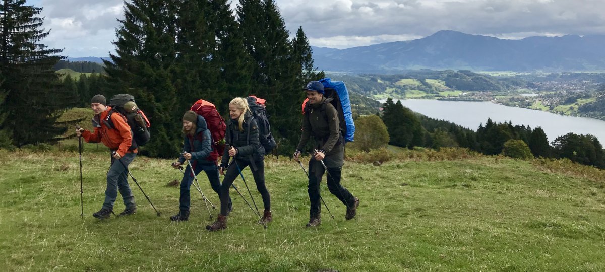 Wanderer am Aussichtspunkt Alpseeblick