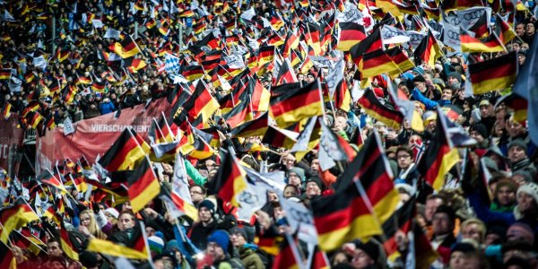 Fotograf: Dominik Berchtold Begeisterte Zuschauer in der WM Skisprung Arena