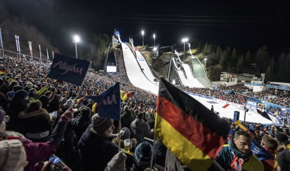 Volles Stadion bei der Vierschanzentournee Oberstdorf