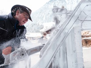 Eiszeit 2025 - Eiskünstler bei der Arbeit