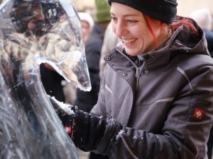 Eiszeit 2025 - Eiskünstlerin bei der Arbeit