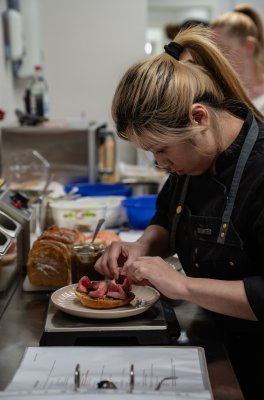 Indah in der Fetziskus Küche 