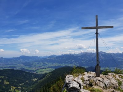 Vom Gipfel des Beslers aus hat man eine wuderbare Sicht über die über das Allgäu, von Oberstdorf und den umliegenden Tälern bis weit hinter Sonhofen.