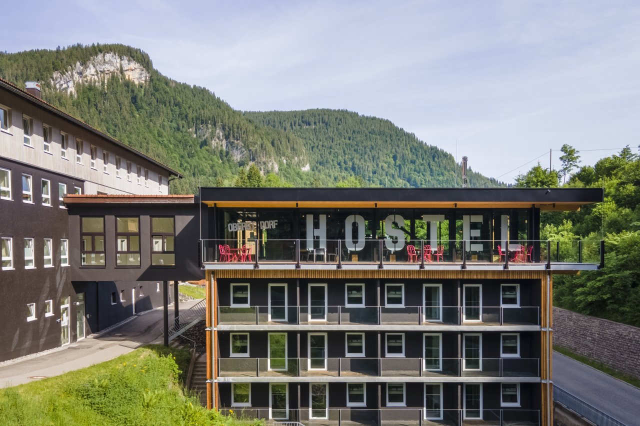 Stylisch & einfach einzigartig! Unser Haus am Bach des Oberstdorf Hostels im Allgäu erstrahlt in neuem Glanz. Perfekt für Deinen Bergurlaub in Oberstdorf.