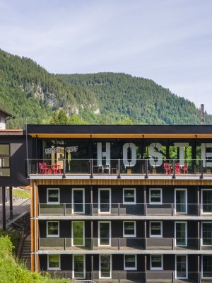 Unser Haus am Bach des Oberstdorf Hostels im Allgäu erstrahlt in neuem Glanz. Perfekt für Deinen Bergurlaub in Oberstdorf.