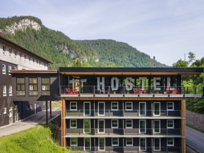Unser Haus am Bach des Oberstdorf Hostels im Allgäu erstrahlt in neuem Glanz. Perfekt für Deinen Bergurlaub in Oberstdorf.
