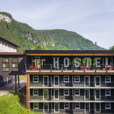 Unser Haus am Bach des Oberstdorf Hostels im Allgäu erstrahlt in neuem Glanz. Perfekt für Deinen Bergurlaub in Oberstdorf.