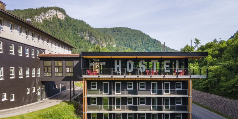 Stylisch & einfach einzigartig! Unser Haus am Bach des Oberstdorf Hostels im Allgäu erstrahlt in neuem Glanz. Perfekt für Deinen Bergurlaub in Oberstdorf.