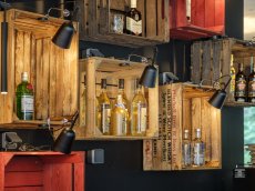Durch das moderne und industrielle Design der Oberstdorf Hostel Bar, werden die regionalen Spezialitäten perfekt in Scene gesetzt.