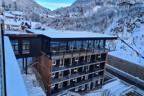 Ausblick auf die verschneite Hostel-Bar