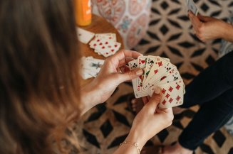 In der Bar habt ihr genug Platz euch auszubreiten und Karten zu spielen.