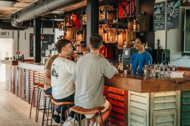 Don´t worry beer happy An der Bar könnt ihr neue Leute kennenlernen. Dort gibt es immer etwas zum Lachen.
