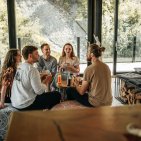 In der Bar gibt es genügend Platz für Dich und Deine Freunde.