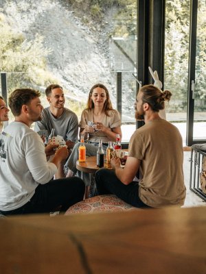 In der Bar gibt es genügend Platz für Dich und Deine Freunde.
