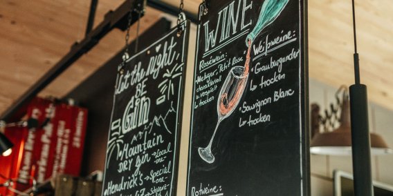 Du hast Lust auf ein kühles Getränk? Dann mache doch einen Abstecher in unsere Bar;)