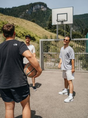 Los auf den Basketballpatz um neue Leute kennenzulernen.