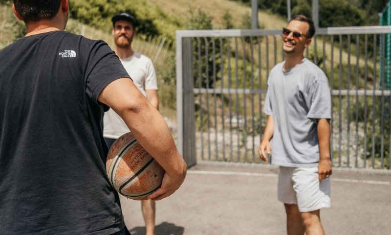 Los auf den Basketballpatz um neue Leute kennenzulernen.