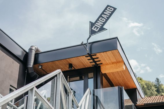 Unser Eingang zum Hostel Komm herein und starte Deinen Urlaub