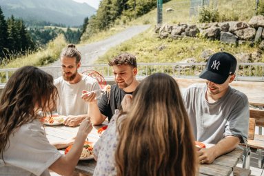 Kennst Du schon unsere Sonnenterasse? Auf unserer Sonnenterasse kannst Du ganz gemütlich und mit wunderschönem Ausblick Dein selbst gekochtes Gericht genießen.