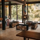 Schnapp Dir einen Drink und genieße ihn an einer der gemütlichen Sitzecken im Oberstdorf Hostel.