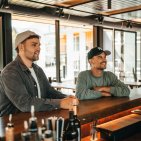 Wähle von unserer Barkarte einen Drink aus und lasse ihn dir von unserem Team mixen.