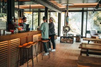 Unser Team bedient Dich an der Hostel Bar mit leckeren Drinks.