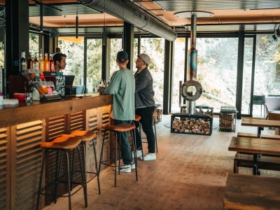 Unser Team bedient Dich an der Hostel Bar mit leckeren Drinks.