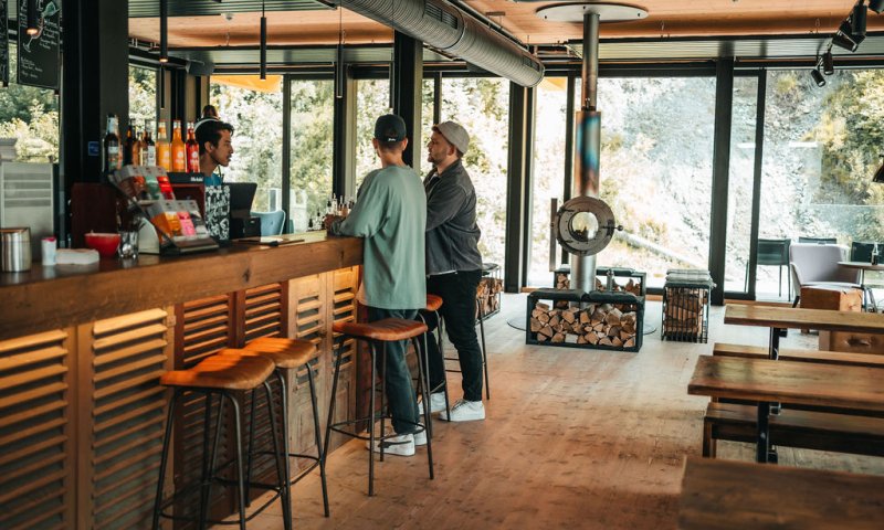 Unser Team bedient Dich an der Hostel Bar mit leckeren Drinks.