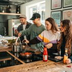 Unsere große Gemeinschaftsküche bietet alles, was es für einen gemeinsamen Kochabend braucht.