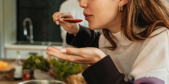 Selbstgemachte Soße abschmecken In unserer Werkstatt hast Du die Möglichkeit selbst zu kochen.