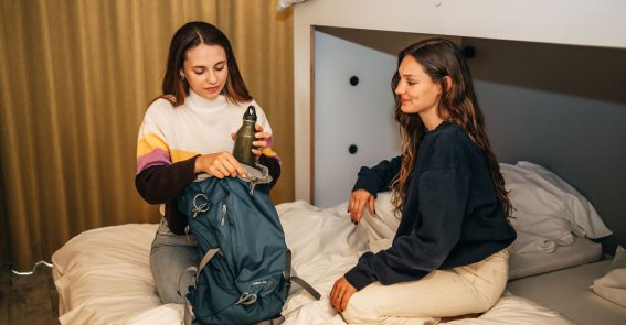 Gemeinsam den Rucksack packen Packe deinen Rucksack für deine nächste Wandertour und nehm doch gleich den Mountain Snack aus dem Hostel mit.