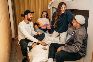 Leihe dir ein Spiel im Hostel aus und mache einen Spieleabend mit deinen Freunden.