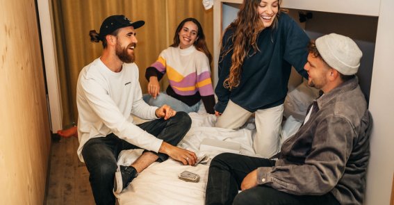 Entspanntes Kartenspiel mit den Freunden im Zimmer Leihe dir ein Spiel im Hostel aus und mache einen Spieleabend mit deinen Freunden.